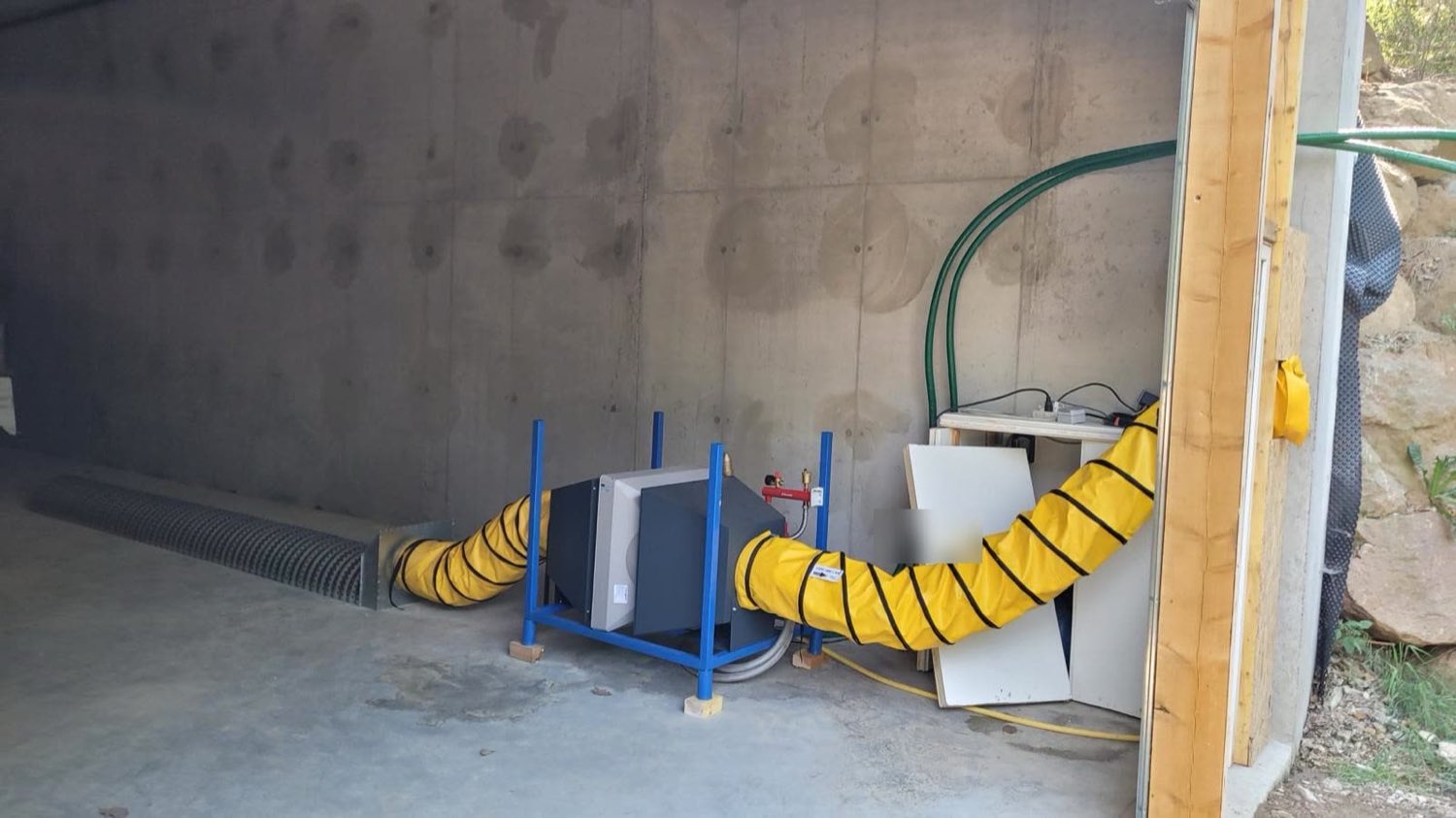 Vue intérieure d'une cellule de séchage avec l'unité de soufflage et les gaines qui répartissent l'air chaud